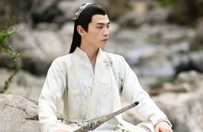 《玲珑》银霄喜欢谁？银霄最后跟谁在一起了？