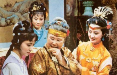 《红楼梦》第三十九回 村姥姥是信口开合 情哥哥偏寻根究底