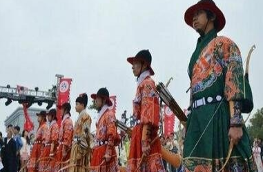 按照明朝的制度，锦衣卫各个等级的官员可着什么服装？