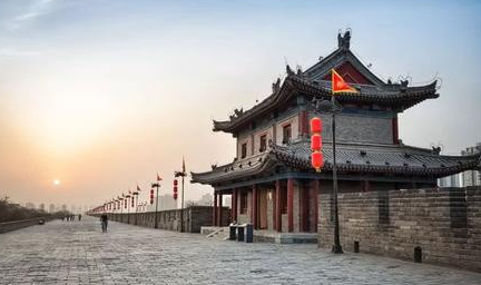 城墙作为防御性建筑，在中国历史上又是如何发展的？