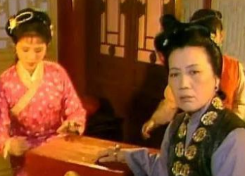 抄检大观园时，贾府的主子丫鬟都是什么表现？
