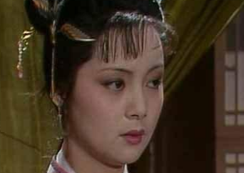 想用黛玉衣服做装，王夫人却跟宝钗说，她是什么心思？