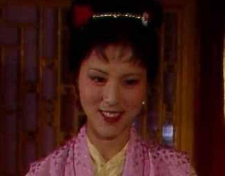 寿怡红夜饮时，袭人为何扶芳官在宝玉身边躺下？