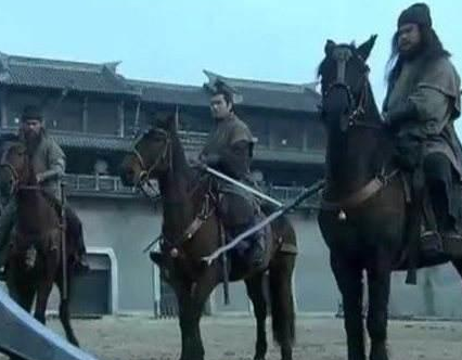 吕布骂刘备大耳贼的时候 关羽和张飞为何沉默不语