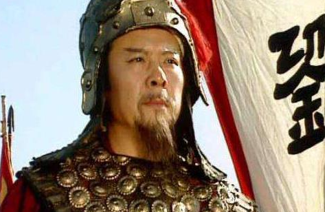 黄忠的武艺战绩都不俗，为何却被关羽看不起呢？