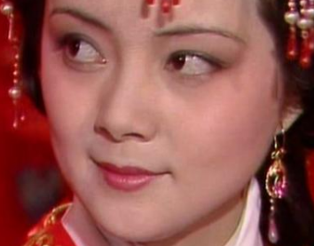 红楼梦中薛宝钗的金锁到底有多重要？她有哪些光环？