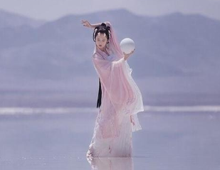 《虞美人·曲阑深处重相见》纳兰性德所作，以舒缓自己相思发妻之苦