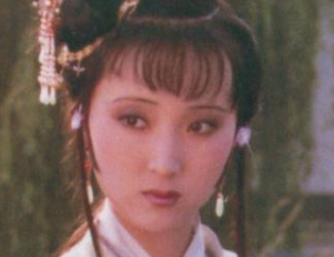 红楼梦中林黛玉的名字是怎么来的?她进贾府是谁的安排？