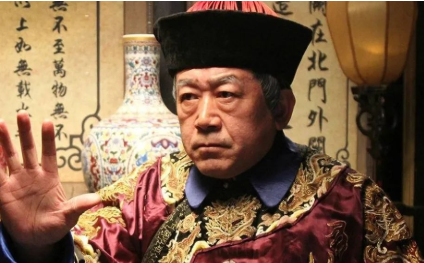 古代太监在腰间围毛巾的原因是什么？