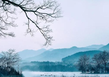 历史上有哪些描写江上夜景的诗作？诗人描绘了怎样的景象？