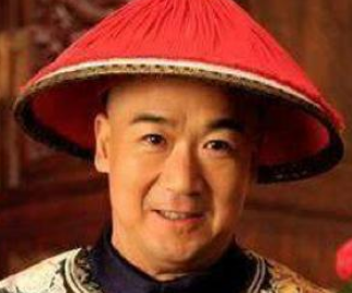 在清朝历史上和珅、刘墉和纪晓岚三人相比，谁拥有更大的权力？