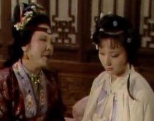 红楼梦中林黛玉进贾府后，邢夫人是什么表现?