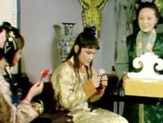 红楼梦中薛姨妈送宫花时，林黛玉说的那些话是什么意思？