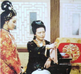 红楼梦中邢夫人当着众人的面给王熙凤难堪，是因为什么？