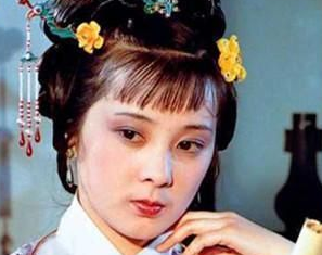 红楼梦中刘姥姥进大观园后是如何赞美黛玉与探春的？