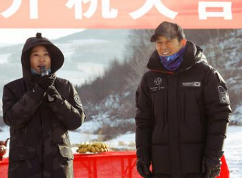《狙击手》是什么题材的电影？张艺谋张末父女首次联导
