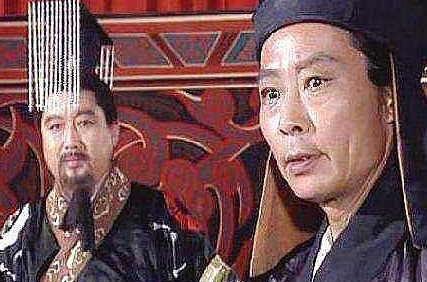 黄皓是刘禅身边的小人，为何姜维不除掉他呢？