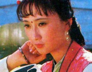 香菱进入大观园后，为何会央求薛宝钗教她作诗？