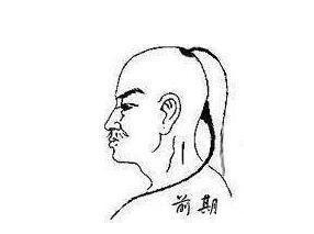 古代清朝发型有何变化？乾隆前的皇帝画像耳边有头发是为何？