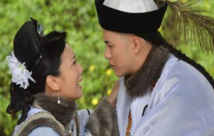 丰绅殷德是和珅的嫡子，为什么他不姓&ldquo;和&rdquo;呢？