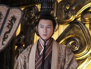 汉文帝入驻皇宫后立即做了哪三件事？他又对哪些人进行了封赏？