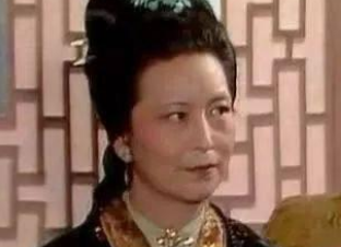 贾宝玉被贾政毒打后，王夫人做了什么事情？