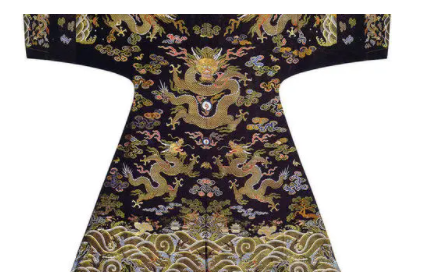 皇帝每天穿着龙袍，那龙袍需不需要换洗呢?