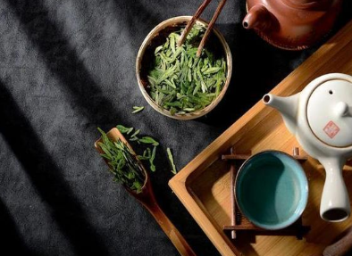 《谢中上人寄茶》唐末诗僧齐己所作，表现了诗人对茶性的深刻理解