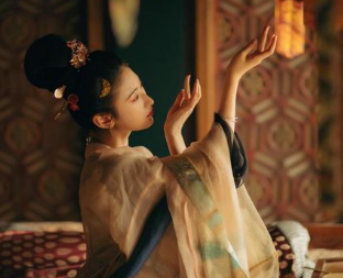 《菩萨蛮·小山重叠金明灭》温庭筠所作，描绘了妇女的容貌、服饰与体态