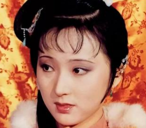 红楼梦中，宝玉对林黛玉是什么样的感情？爱她的哪里