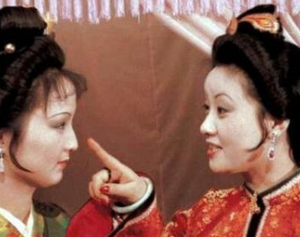 红楼梦中面对平儿的顶撞，凤姐是什么态度？