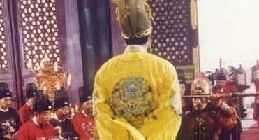 大臣上朝迟到，皇帝为什么还赏他?？