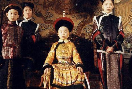 鳌拜能够效忠前面两个皇帝 鳌拜后来为何没有把康熙放在眼里