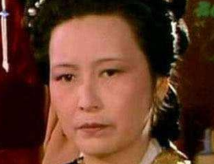红楼梦中金钏跳井自尽后，王夫人见到薛宝钗的第一反应是什么？