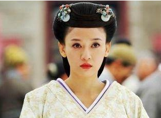 从落魄歌女到皇后，此女经历了什么？