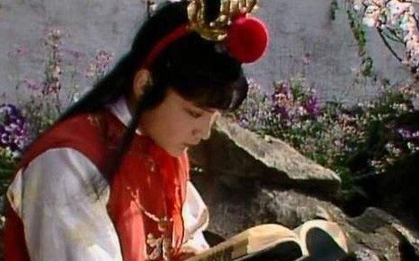 红楼梦中贾宝玉砸玉的原因是什么？有哪些寓意？
