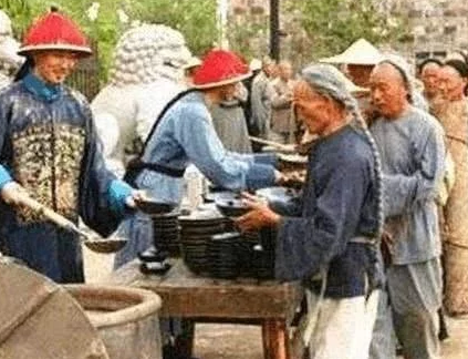 和珅赈灾的时候为什么要往粥里丢沙子 和珅到底出于什么考虑