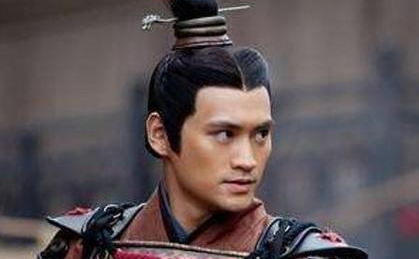 一介布衣上战场杀敌，三年后便登基称帝