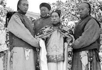 清朝妃子走路时，为什么要宫女搀扶着？