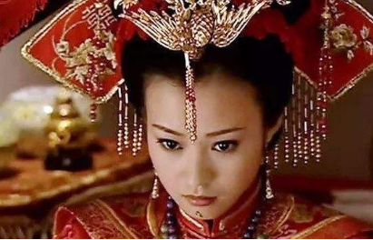 她怀着孩子被赶出了皇宫，最后结果如何？