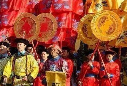 古代皇帝出行的时候 身后为何举着两个大扇子