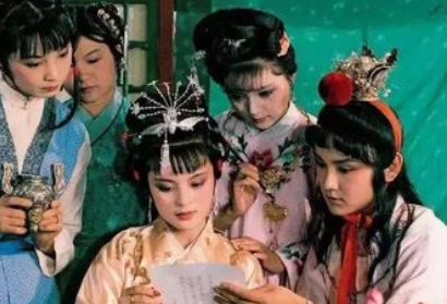 《红楼梦》第三十五回 白玉钏亲尝莲叶羹 黄金莺巧结梅花络