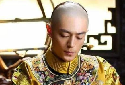 乾隆皇帝出游，退休官员前去迎接却被斩