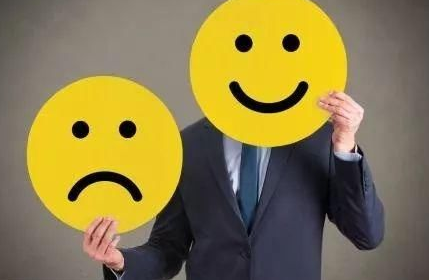 “微笑抑郁症”是抑郁症的一种，在现代心理学中有何表现？