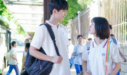 《我和我的时光少年》悄然开播，由邓恩熙、张凌赫担任主演