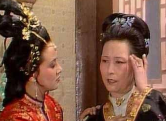 袭人明明是宝玉的丫鬟，为何她要去贾母那领月钱？
