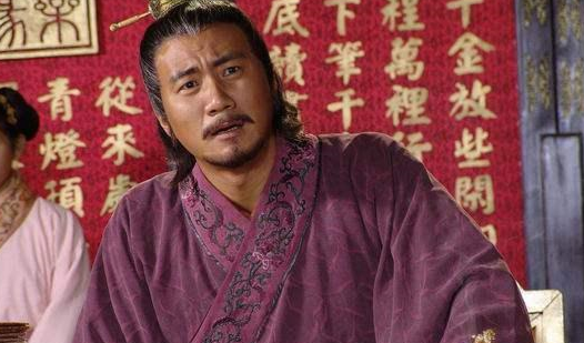 朱元璋散步碰到一小吏喝酒，次日小吏连升十级