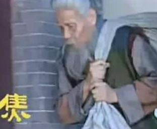 都对贾府有功的焦大与赖嬷嬷，他们分别是何待遇？