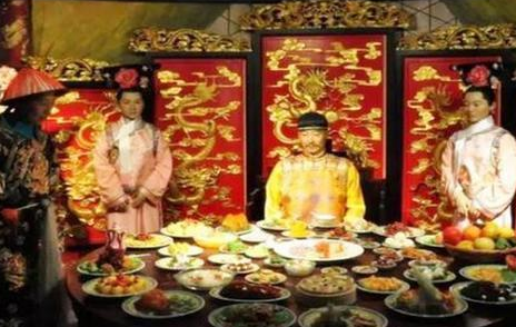 清朝皇帝每天只吃两顿饭 他们晚上饿了怎么办