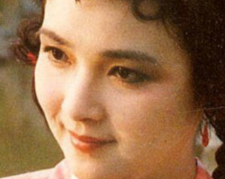 红楼梦中贾母为何要人薛宝琴做干孙女？她的目的是什么？